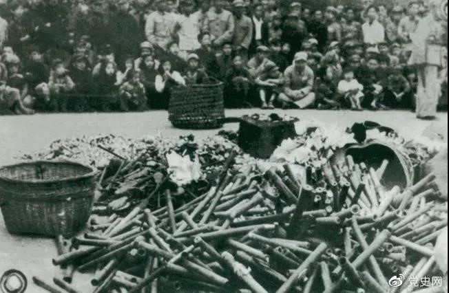 1950年2月24日，政務院發(fā)出《關于嚴禁鴉片煙毒的通令》。圖為政府收繳的煙具和賭具。