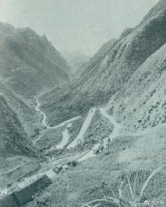 　　1935年2月18日至21日，紅軍奪取桐梓、占領(lǐng)婁山關(guān)、再克遵義城，取得了殲滅和擊潰國民黨軍2個(gè)師又8個(gè)團(tuán)的大勝利。圖為黔北要隘婁山關(guān)。