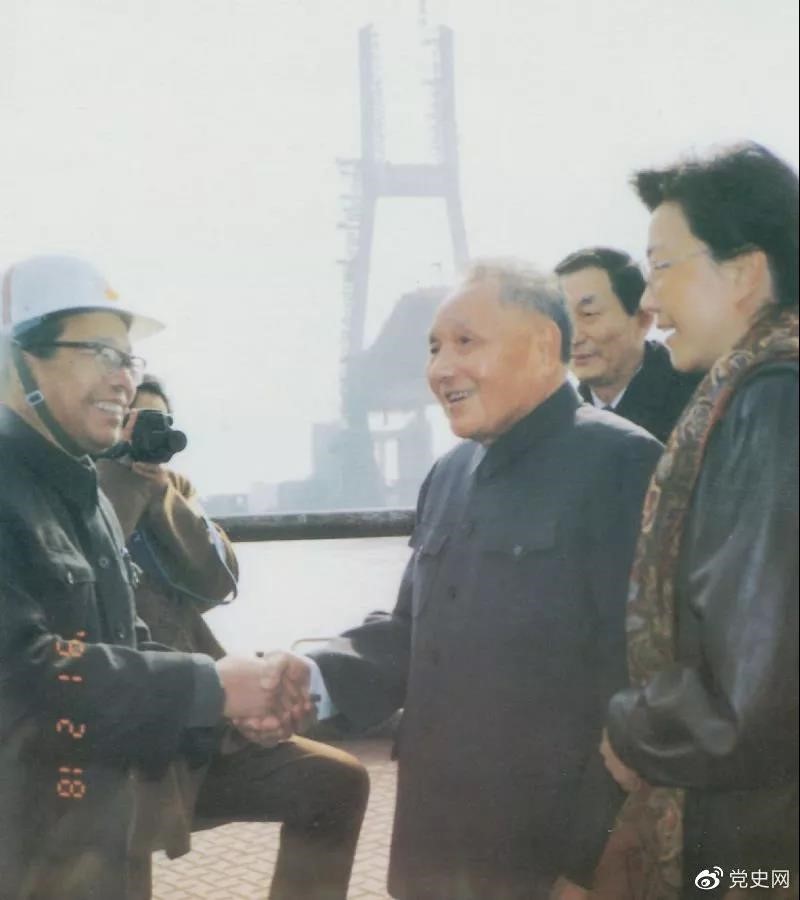 1991年2月18日，鄧小平視察上海南浦大橋工地時(shí)同大橋工程設(shè)計(jì)人員握手。
