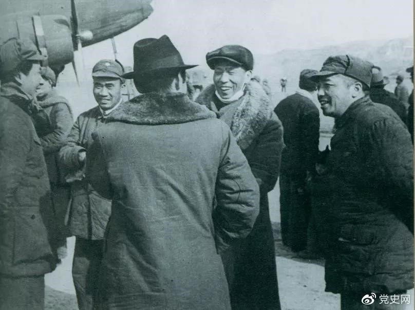 1946年2月19日，毛澤東等在延安機場迎接從重慶回延安匯報工作的周恩來。