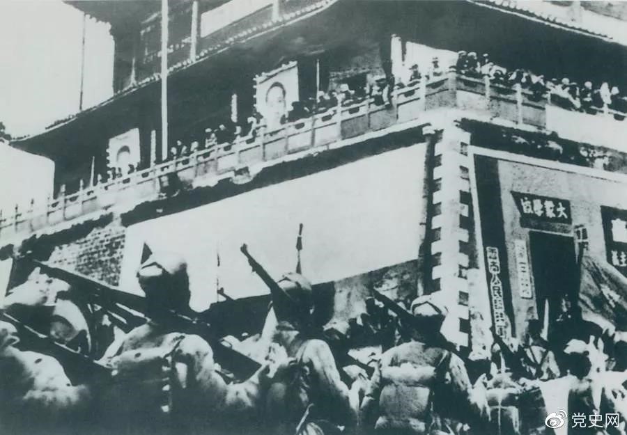 1950年2月20日，人民解放軍進(jìn)駐昆明。