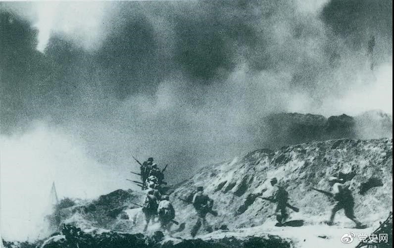 　　1948年2月28日至3月3日，西北野戰(zhàn)軍發(fā)起宜川戰(zhàn)役，殲滅國民黨軍2.9萬余人，取得了轉(zhuǎn)入外線作戰(zhàn)后的第一個(gè)大勝利。圖為部隊(duì)攻占瓦子街。 