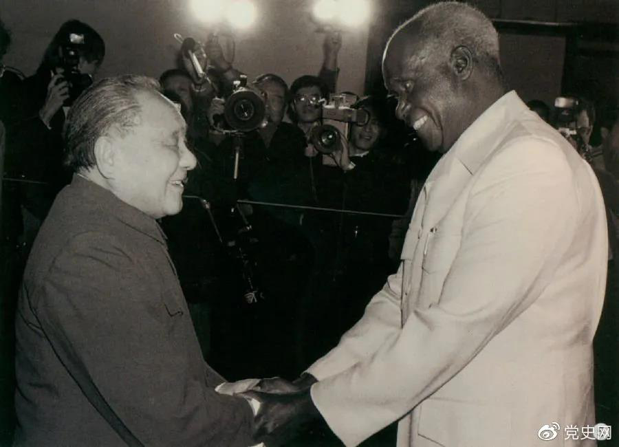 1988年3月1日，鄧小平在北京會(huì)見贊比亞總統(tǒng)肯尼斯·戴維·卡翁達(dá)。