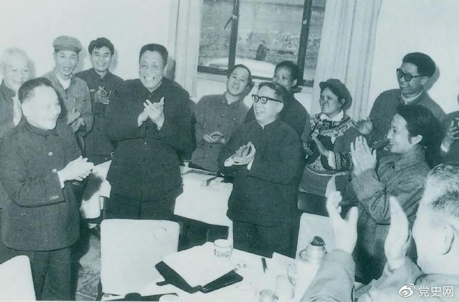 1978年3月2日，鄧小平到五屆全國(guó)人大一次會(huì)議云南和四川省代表團(tuán)看望代表們。