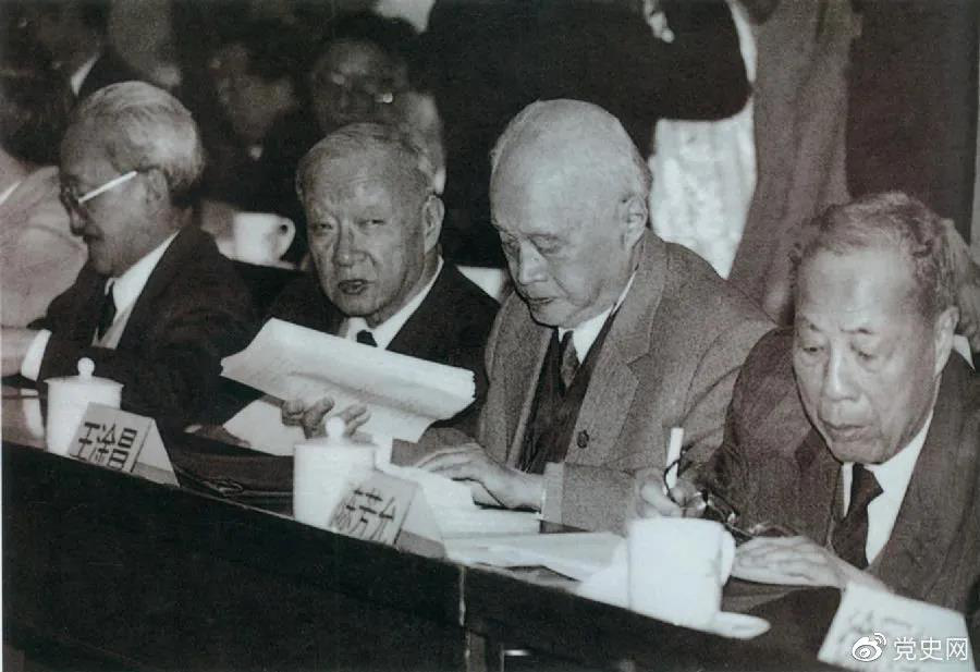 1986年3月，由4位老科學(xué)家倡議，經(jīng)鄧小平批示，中國(guó)制定實(shí)施了高技術(shù)研究發(fā)展計(jì)劃。圖為“863”計(jì)劃的4位倡導(dǎo)人王大珩（左2）、王淦昌（左3）、楊嘉墀（左1）、陳芳允（左4）。