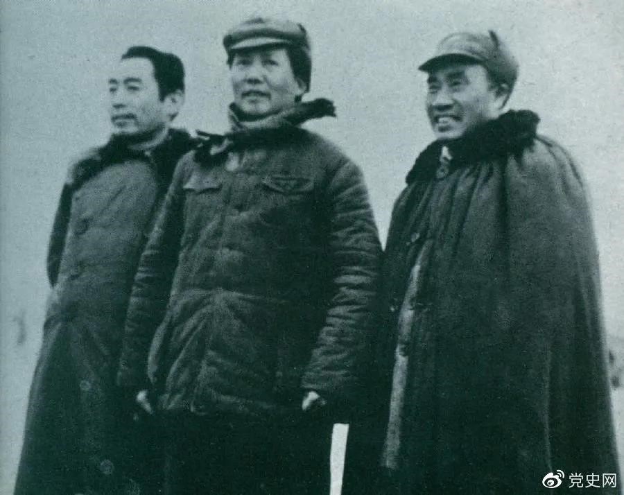 1946年3月4日，毛澤東和朱德、周恩來(lái)在延安機(jī)場(chǎng)。
