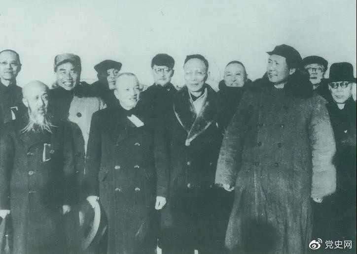 1949年3月，各界人士代表在北京西苑機(jī)場同毛澤東、朱德等留影。