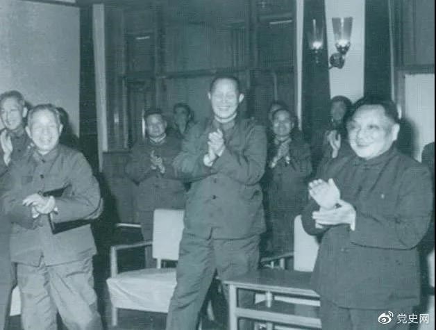 1978年3月，鄧小平和參加五屆人大一次會(huì)議的解放軍代表在一起。