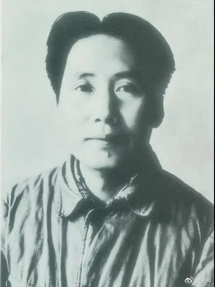 1940年3月11日  毛澤東在黨的高級(jí)干部會(huì)議上作題為《目前抗日統(tǒng)一戰(zhàn)線(xiàn)中的策略問(wèn)題》的報(bào)告。