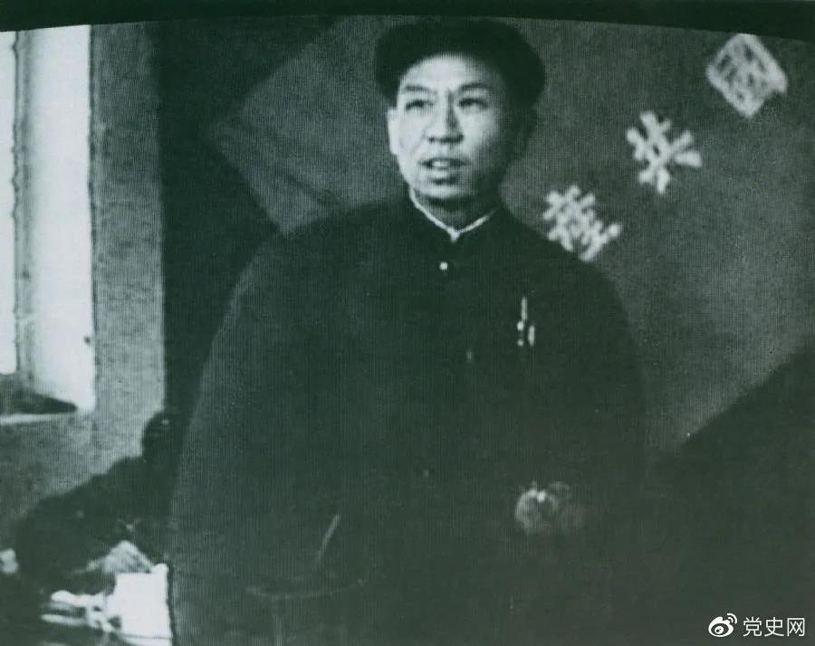 1949年3月，劉少奇在中共七屆二中全會(huì)上發(fā)言。