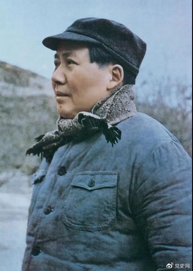 　　1947年3月18日，中共中央機關(guān)主動撤離延安。毛澤東和周恩來、任弼時等繼續(xù)留在陜北，指揮全國人民解放戰(zhàn)爭。這是轉(zhuǎn)戰(zhàn)陜北前夕的毛澤東。