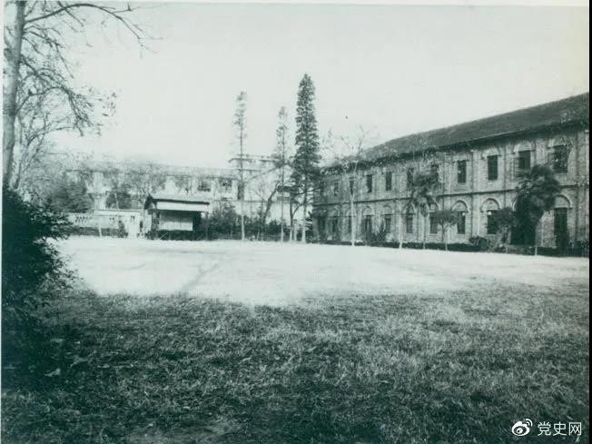 　　1927年3月18日，毛澤東出席在武昌舉行的河南武裝農(nóng)民代表大會，并作湖南農(nóng)運狀況報告。圖為大會會場——武昌農(nóng)講所大操場。
