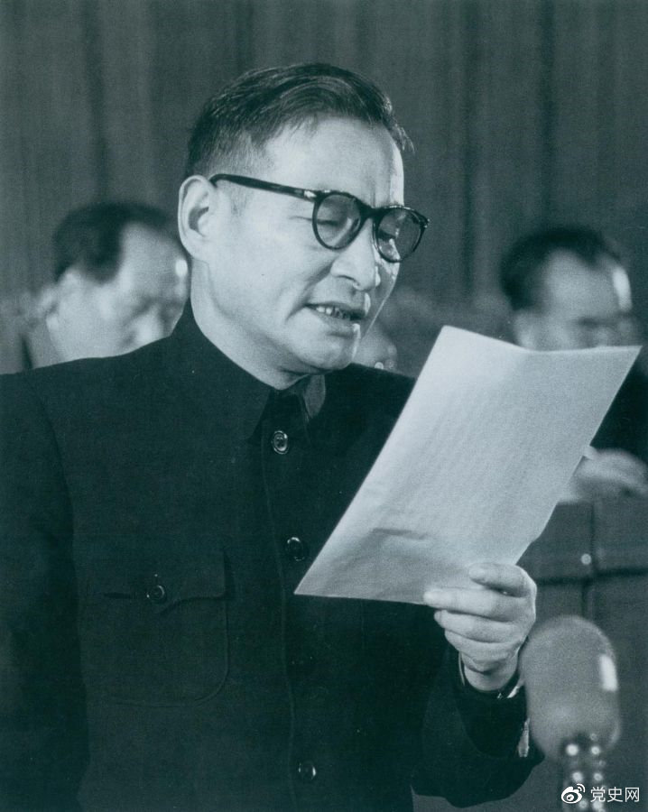 1955年3月21日，陳云在中國(guó)共產(chǎn)黨全國(guó)代表會(huì)議上作關(guān)于發(fā)展國(guó)民經(jīng)濟(jì)的第一個(gè)五年計(jì)劃的報(bào)告。