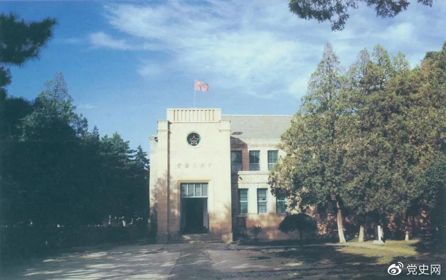 楊家?guī)X革命舊址，位于延安城西北約3公里，是中共中央1938年11月至1947年3月的所在地。