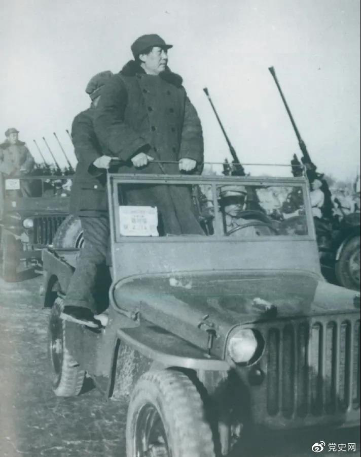 1949年3月25日，毛澤東在北平西苑機(jī)場(chǎng)檢閱部隊(duì)。