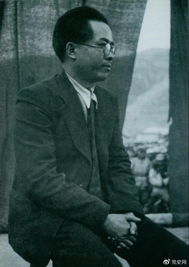 1940年3月26日，任弼時結(jié)束中共駐共產(chǎn)國際代表的工作回到延安。圖為他在歡迎大會上