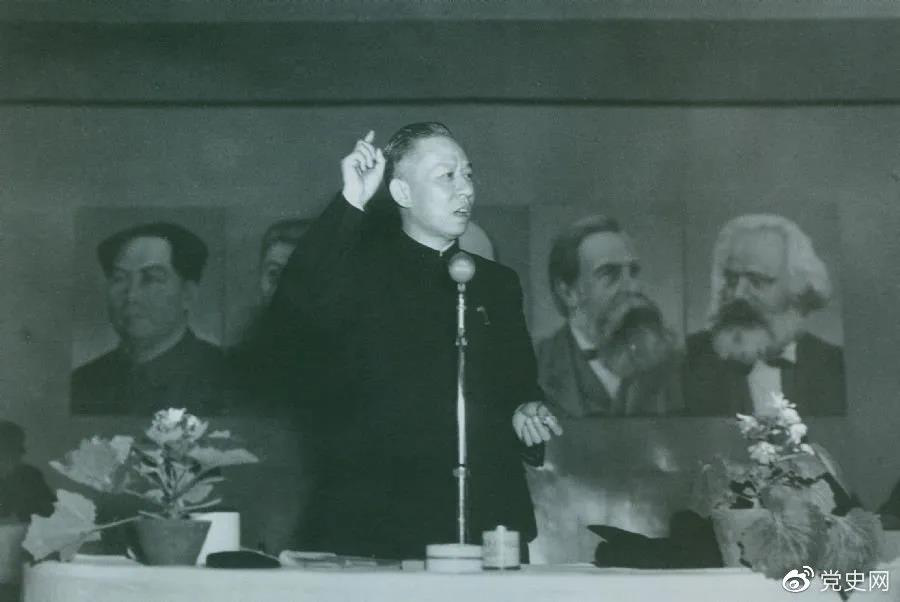 1951年3月28日，劉少奇在第一次全國組織工作會議上作報告。