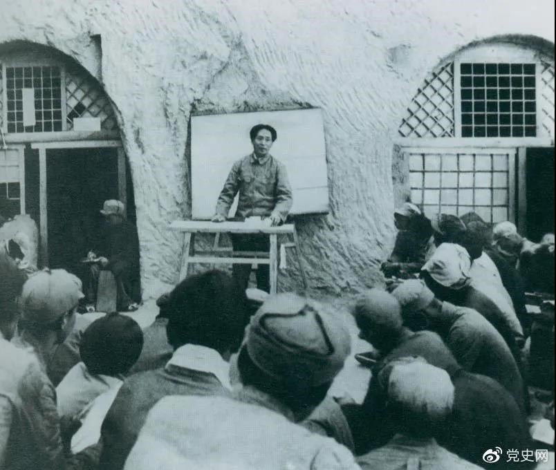 1938年4月，毛澤東在魯迅藝術(shù)學(xué)院講演。