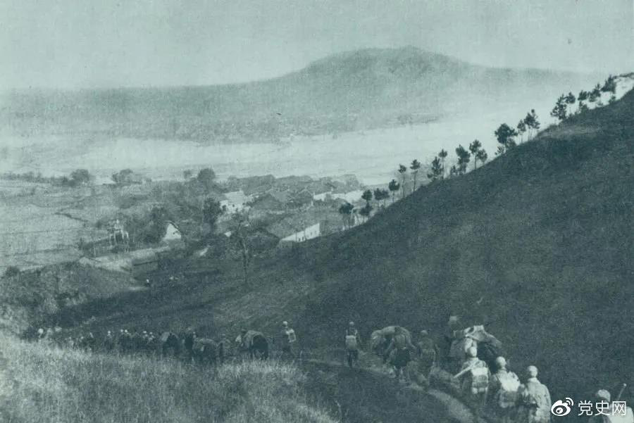 1945年4月6日，太行部隊(duì)等向白晉、同蒲沿線上的日軍展開攻擊。這是八路軍向祁縣開進(jìn)。