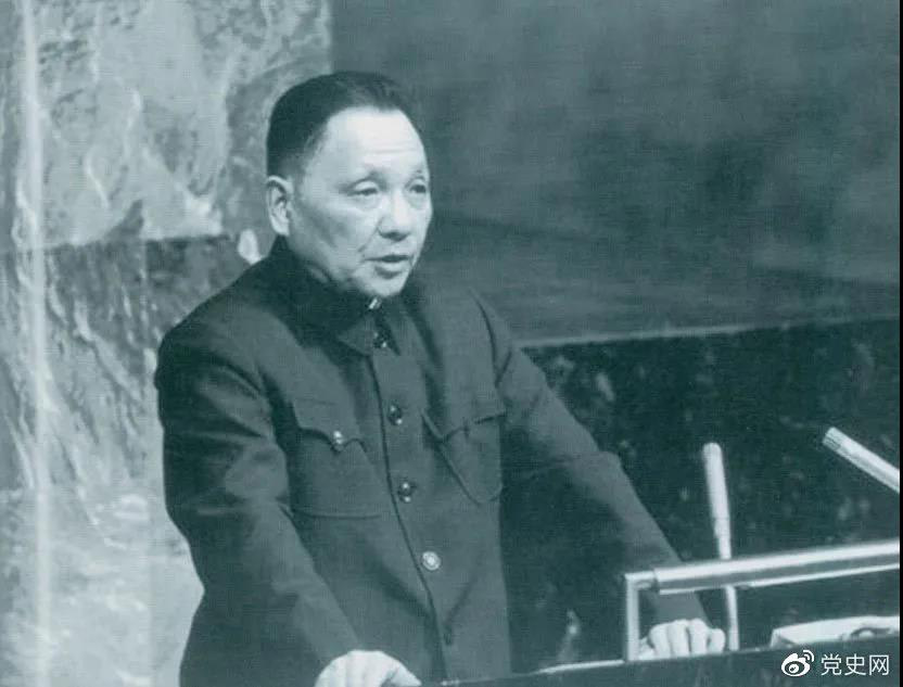 1974年4月10日，鄧小平在聯(lián)合國大會第六屆特別會議上發(fā)言。