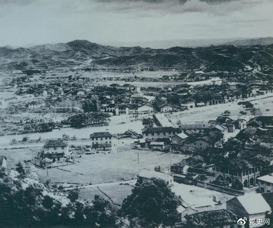 1928年4月，朱德率領(lǐng)南昌起義余部到達(dá)井岡山，與毛澤東領(lǐng)導(dǎo)的部隊(duì)勝利會(huì)師。圖為會(huì)師地點(diǎn)礱市全景。