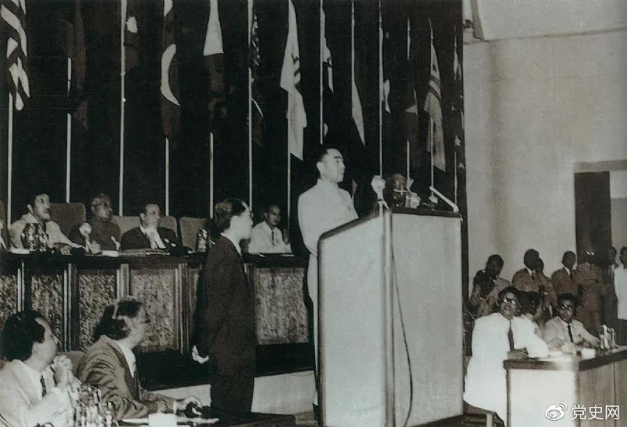 1955年4月18日，亞非會議在萬隆開幕。圖為19日周恩來在會議上發(fā)言。