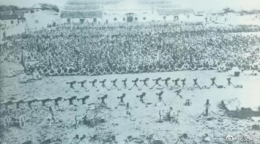 1932年4月20日，由紅一軍團(tuán)和紅五軍團(tuán)組成的東路軍攻占漳州，圖為攻占漳州后的部隊(duì)情形。