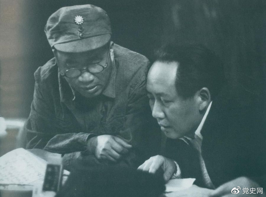 1945年4月，毛澤東和朱德在中國共產(chǎn)黨第七次全國代表大會(huì)上。