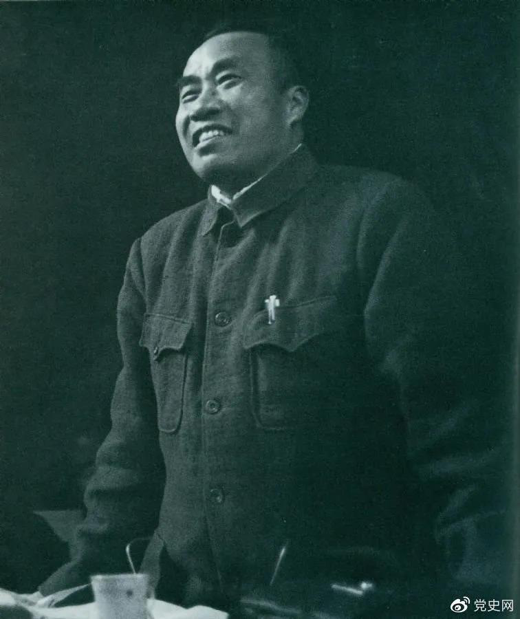 1945年4月25日，朱德在中國共產(chǎn)黨第七次全國代表大會上作題為《論解放區(qū)戰(zhàn)場》的軍事報告。