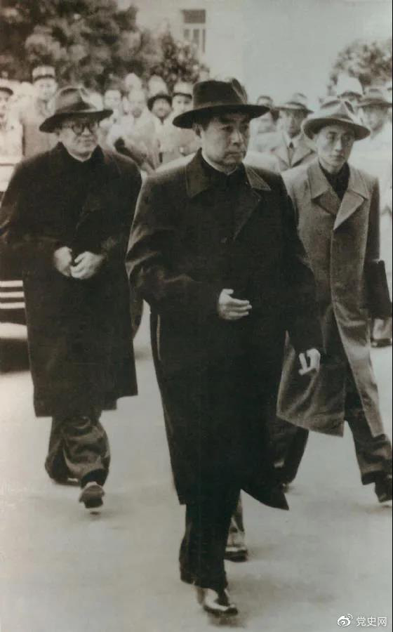 1954年4月26日，日內(nèi)瓦會議開幕。圖為周恩來率中國代表團(tuán)進(jìn)入會場。