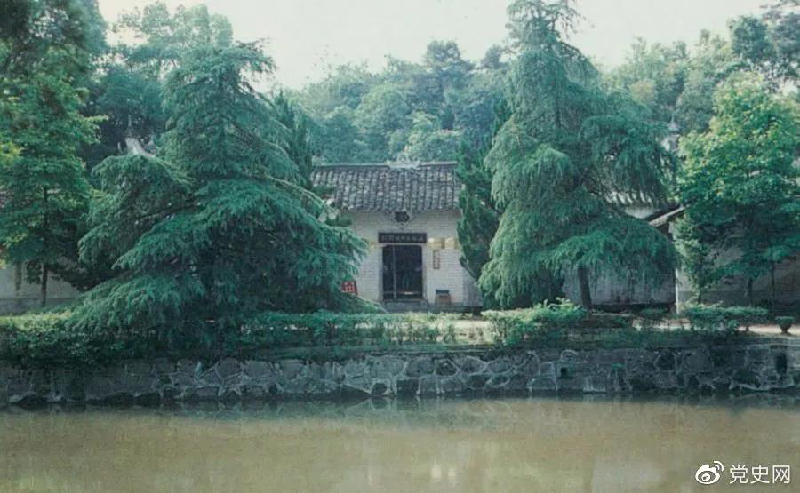 圖為任弼時(shí)故居。1904年4月30日，任弼時(shí)出生在湖南省湘陰縣熟塘鄉(xiāng)唐家橋（今屬汨羅市）。