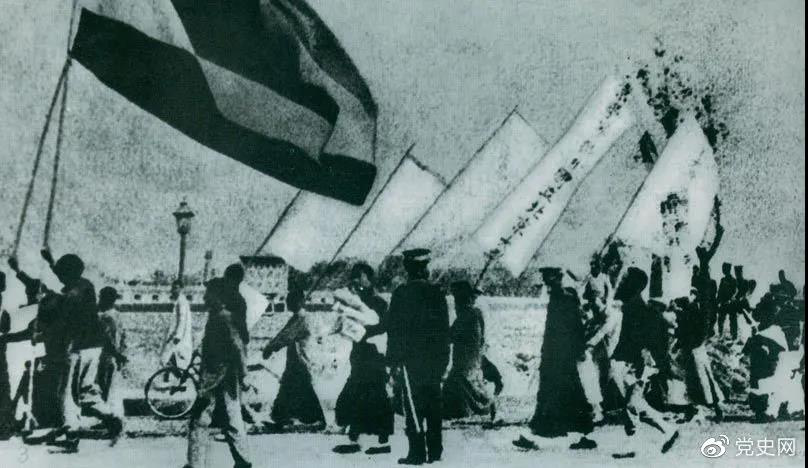 1919年5月4日，北京爆發(fā)學(xué)生反帝愛(ài)國(guó)運(yùn)動(dòng)。這是北京大學(xué)學(xué)生的示威游行隊(duì)伍。