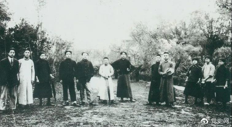 1920年5月8日，新民學(xué)會部分會員在上海半淞園合影。左七為毛澤東。