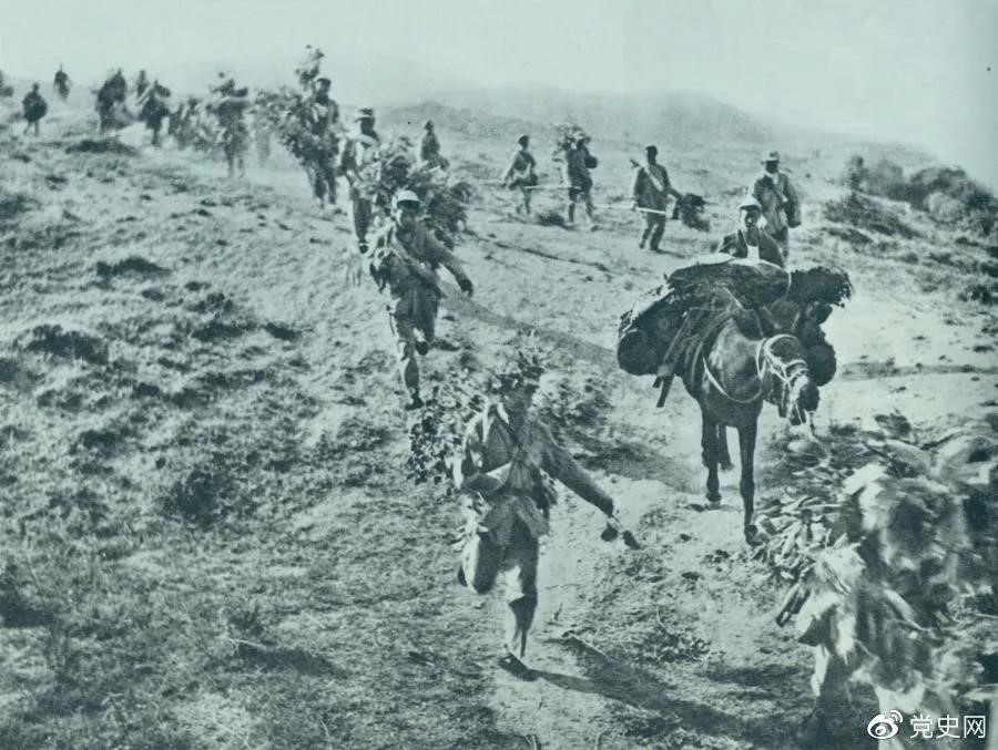 圖為1947年5月在孟良崮戰(zhàn)役中，華東野戰(zhàn)軍向孟良崮挺進。