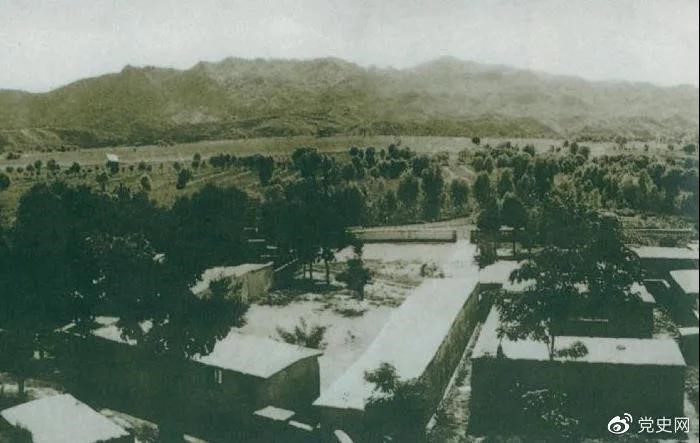 1948年5月，中共中央和人民解放軍總部由陜北遷到河北平山縣西柏坡。圖為中央領(lǐng)導人辦公處所俯瞰。