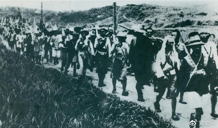 　　1931年5月16日至31日，紅一方面軍在毛澤東、朱德指揮下，連續(xù)打了5個勝仗，殲敵3萬余人，繳槍2萬余支，打退了國民黨軍隊的第二次“圍剿”。圖為行軍中的紅軍。
