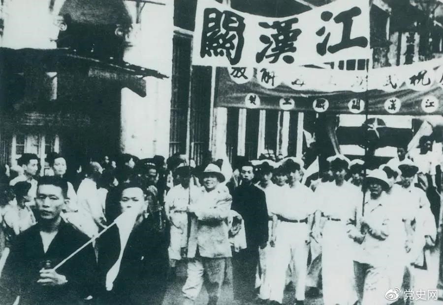 1949年5月17日，第四野戰(zhàn)軍解放武漢。圖為武漢人民歡慶解放。