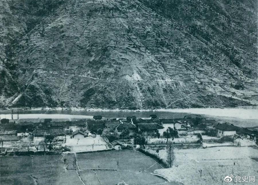 　　1935年5月25日，紅一方面軍到達大渡河南岸的安順場。紅軍17名勇士靠一葉孤舟強渡大渡河，為沿大渡河左岸北上的部隊打開了一條通道。圖為安順場一角。