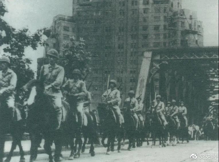 　　1949年5月，人民解放軍殲滅退守上海的敵軍15萬(wàn)人，解放了這個(gè)中國(guó)最大的城市。圖為解放軍進(jìn)駐上海。