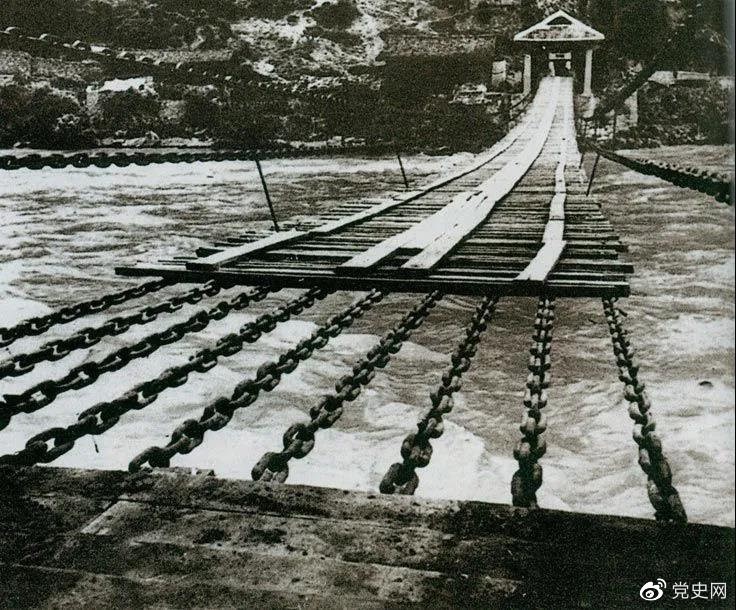 　　1935年5月29日，中央紅軍左縱隊(duì)先頭部隊(duì)在瀘定橋西頭發(fā)起奪橋戰(zhàn)斗，勝利搶占大橋。圖為瀘定橋。