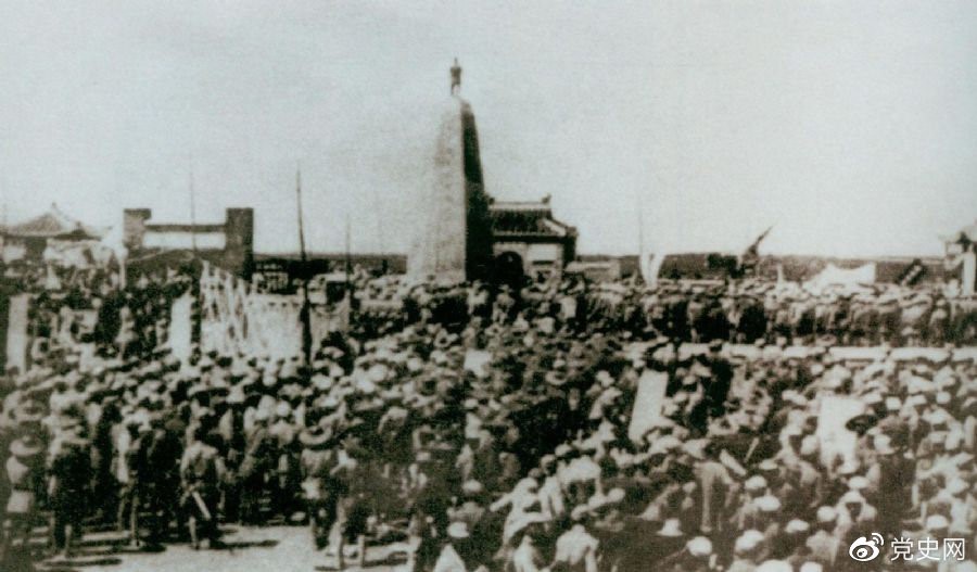 　　1931年6月，紅七軍到達中央革命根據(jù)地江西興國縣，編入彭德懷率領(lǐng)的紅三軍團。圖為當時會師的情形。