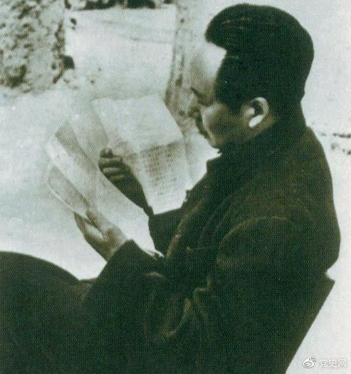 　　1946年6月，國(guó)民黨撕毀停戰(zhàn)協(xié)定和政協(xié)決議，挑起全面內(nèi)戰(zhàn)。這是毛澤東在延安審閱有關(guān)自衛(wèi)反擊的電報(bào)。
