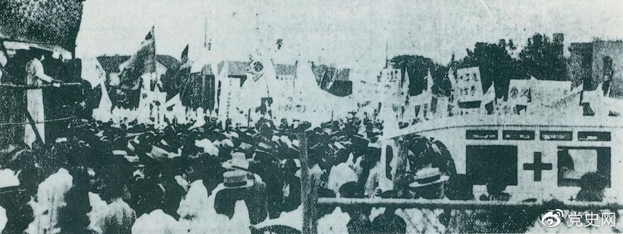 　　1925年6月7日，中國共產(chǎn)黨通過上海總工會(huì)聯(lián)合上海學(xué)生聯(lián)合會(huì)、上海各馬路商界聯(lián)合會(huì)等，成立了上海反帝運(yùn)動(dòng)的領(lǐng)導(dǎo)機(jī)關(guān)——工商學(xué)聯(lián)合會(huì)。11日，在該會(huì)的主持下，上海20萬群眾集會(huì)，通過了逞兇、賠償、取消領(lǐng)事裁判權(quán)等17項(xiàng)對(duì)外交涉條件。圖為大會(huì)盛況。