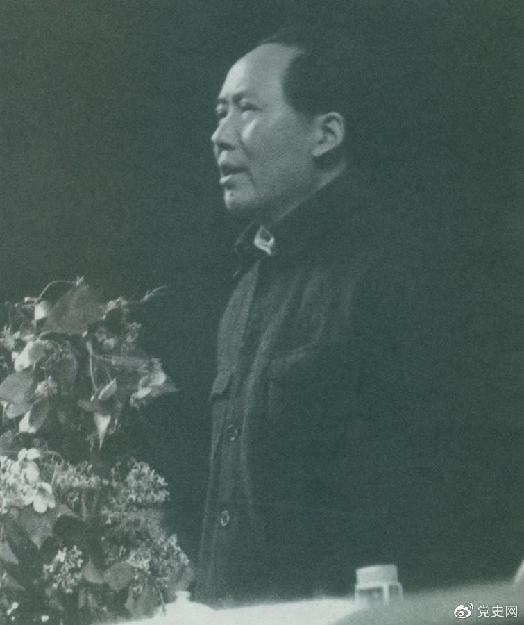 1945年6月11日，毛澤東在中國共產(chǎn)黨第七次全國代表大會上致閉幕詞。