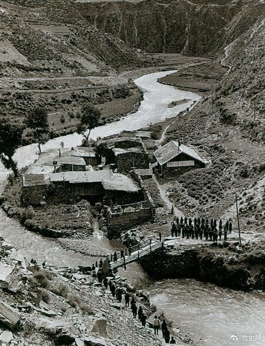 　　1935年6月12日，中央紅軍先頭部隊在夾金山北麓四川懋功達(dá)維鎮(zhèn)同紅四方面軍先頭部隊勝利會師。圖為當(dāng)年的會師橋。