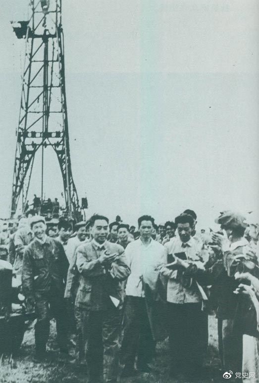 1962年6月，周恩來到大慶視察，這是在1202鉆井隊(duì)現(xiàn)場參觀。 
