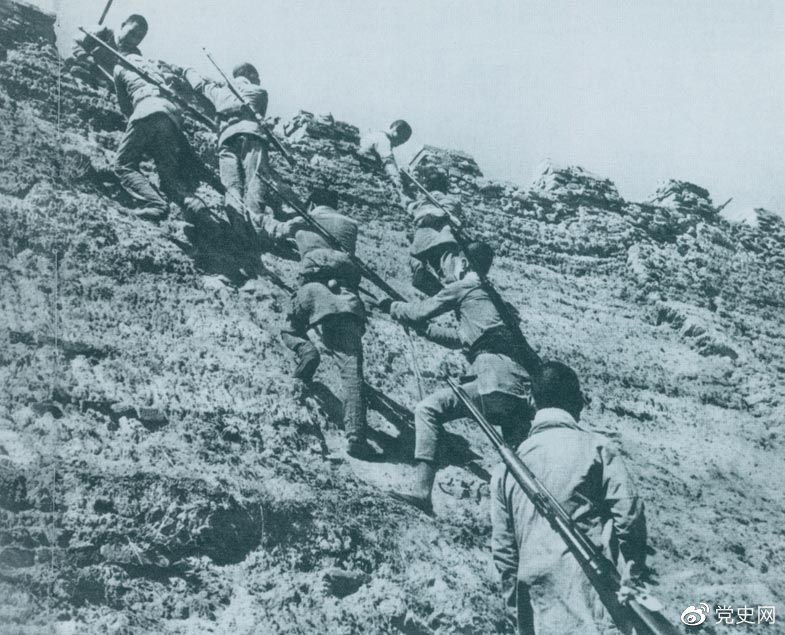 1945年6月25日，八路軍冀中部隊攻克河北獻(xiàn)縣。圖為部隊奮勇攀登城墻。