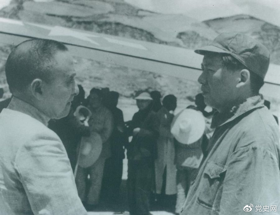 1945年7月1日，毛澤東歡迎黃炎培等民主人士來延安參觀。