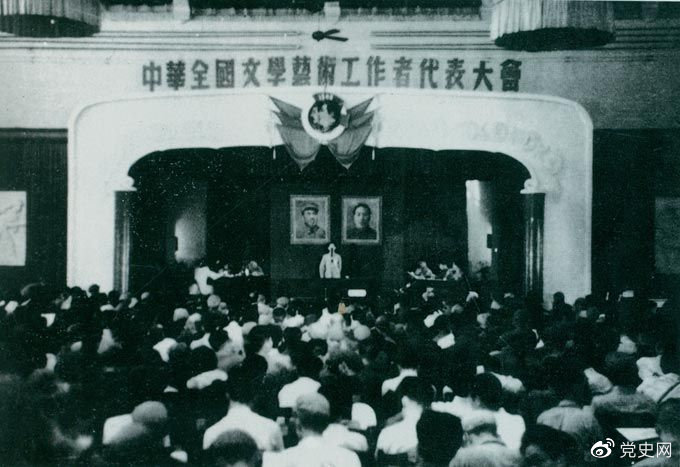 1949年7月2日至19日，第一次中華全國(guó)文學(xué)藝術(shù)工作者代表大會(huì)在北平召開。圖為大會(huì)會(huì)場(chǎng)。