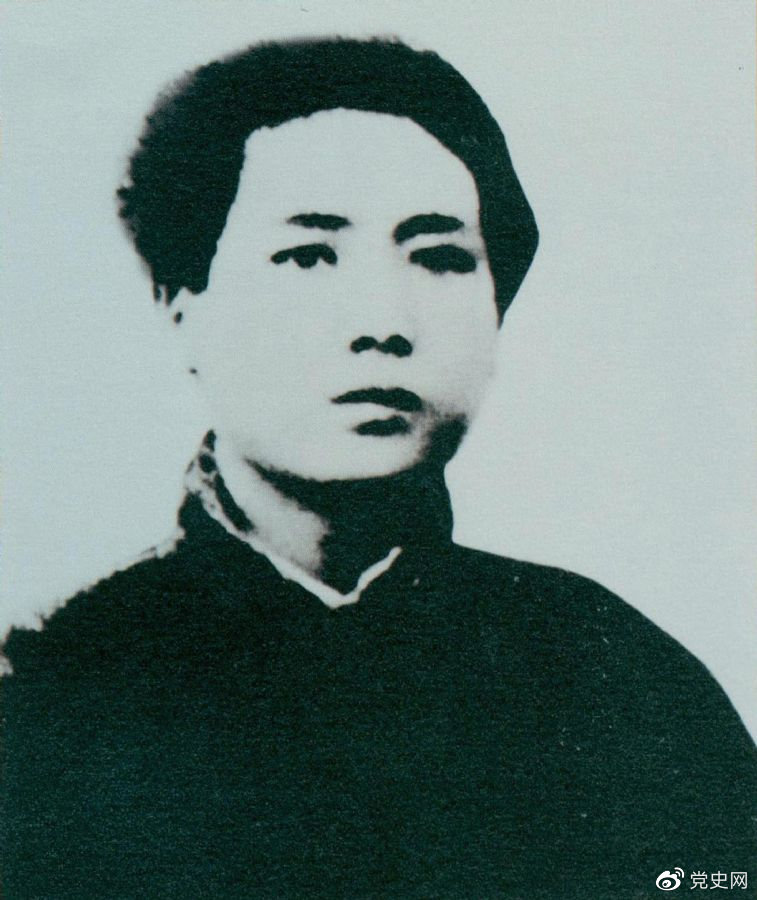 1921年7月，毛澤東赴上海參加中國(guó)共產(chǎn)黨第一次代表大會(huì)，成為黨的創(chuàng)始人之一。